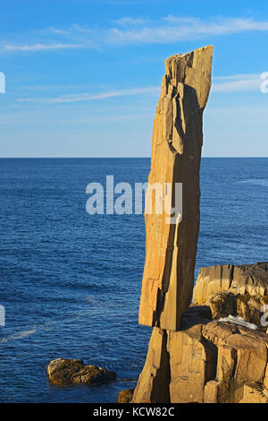 La "Balancing Rock" sulla baia di St. Mary, vicino a Tiverton su Long Island sul Digby Neck, Nuova Scozia, Canada Foto Stock