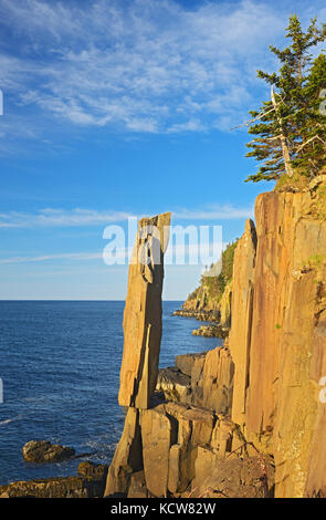 La "Balancing Rock" sulla baia di St. Mary, vicino a Tiverton su Long Island sul Digby Neck, Nuova Scozia, Canada Foto Stock