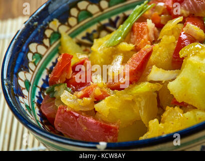 Gobhi, Aloo Mutter ki sabzi - stile punjabi piatto fatto da patate, piselli e cavolfiore con cipolla tipica di sugo di pomodoro. Foto Stock