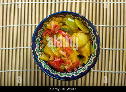 Gobhi, Aloo Mutter ki sabzi - stile punjabi piatto fatto da patate, piselli e cavolfiore con cipolla tipica di sugo di pomodoro. Foto Stock