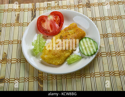 Cotoletta alla milanese - milanese di vitello, piatto italiano, una varietà popolare di cotoletta Foto Stock