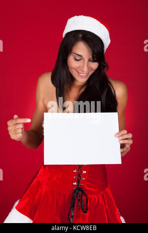 Donna felice targhetta di contenimento su sfondo rosso Foto Stock