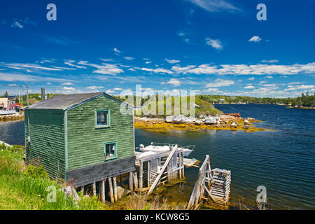 Vfishing villaggio sull'oceano atlantico, blu rocce, Nova Scotia, Canada Foto Stock