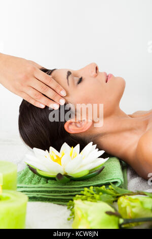 Bella giovane donna relax nella spa salone Foto Stock