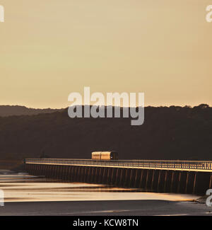 Rampa settentrionale Sprinter treno attraversa Arnside viadotto sul fiume Kent in Cumbria al tramonto con il 1803 Barrow In Furness - Preston Foto Stock