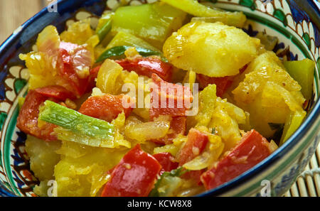 Gobhi, Aloo Mutter ki sabzi - stile punjabi piatto fatto da patate, piselli e cavolfiore con cipolla tipica di sugo di pomodoro. Foto Stock