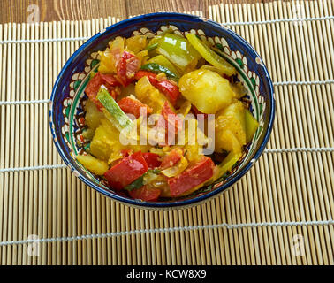 Gobhi, Aloo Mutter ki sabzi - stile punjabi piatto fatto da patate, piselli e cavolfiore con cipolla tipica di sugo di pomodoro. Foto Stock