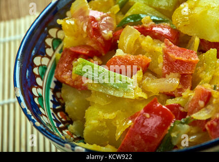 Gobhi, Aloo Mutter ki sabzi - stile punjabi piatto fatto da patate, piselli e cavolfiore con cipolla tipica di sugo di pomodoro. Foto Stock