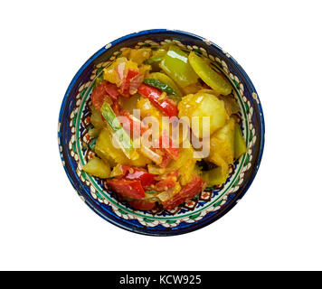 Gobhi, Aloo Mutter ki sabzi - stile punjabi piatto fatto da patate, piselli e cavolfiore con cipolla tipica di sugo di pomodoro. Foto Stock