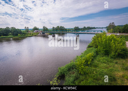 Vista aerea su un fiume Oder Ovest dalla torre di osservazione a Mescherin, comune nel distretto di Uckermark, stato federale di Brandeburgo in Germania Foto Stock