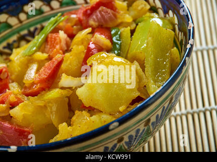 Gobhi, Aloo Mutter ki sabzi - stile punjabi piatto fatto da patate, piselli e cavolfiore con cipolla tipica di sugo di pomodoro. Foto Stock