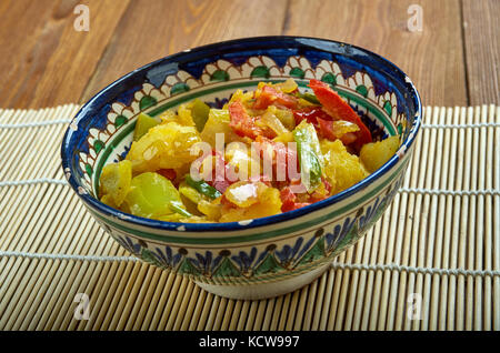 Gobhi, Aloo Mutter ki sabzi - stile punjabi piatto fatto da patate, piselli e cavolfiore con cipolla tipica di sugo di pomodoro. Foto Stock