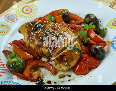 Una teglia pollo teriyaki con verdura Foto Stock