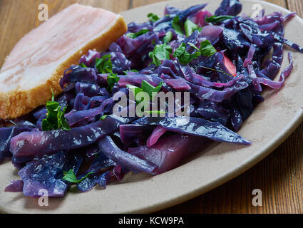 Slow-cuocere la carne di maiale e cavolo rosso , close up Foto Stock