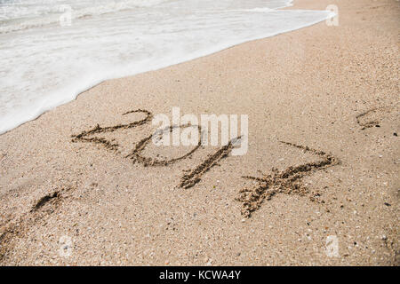 Iscrizione 2017 sulla sabbia di una spiaggia sul mare Foto Stock