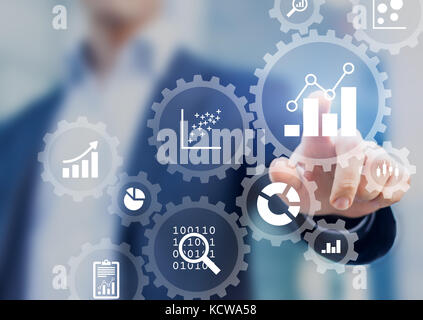 I dati di business analytics gestione dei processi con un consulente toccando ingranaggio collegato di denti con KPI grafici finanziari e grafico, automatizzato das marketing Foto Stock