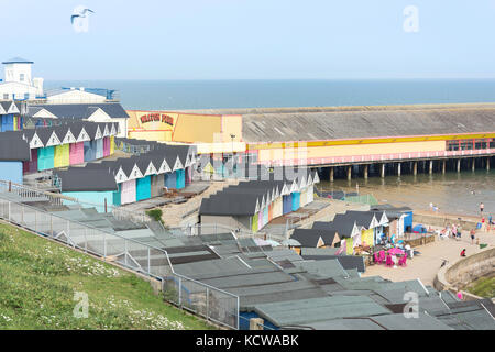 Walton Pier e cabine, Walton-on-the-Naze, Essex, Inghilterra, Regno Unito Foto Stock