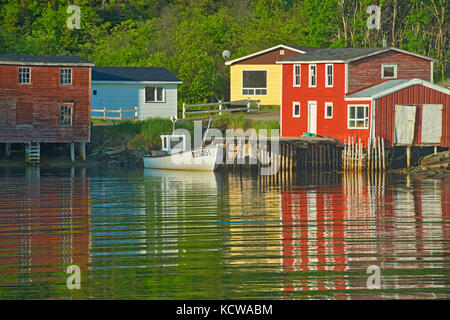 La riflessione del villaggio nella baia di bonavista, recupero, Terranova e Labrador, Canada Foto Stock