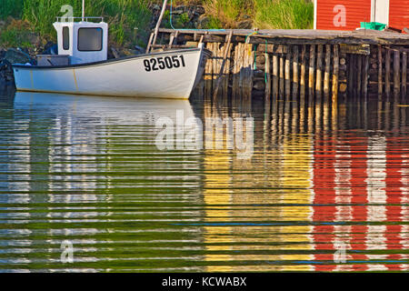 La riflessione del villaggio nella baia di bonavista, recupero, Terranova e Labrador, Canada Foto Stock