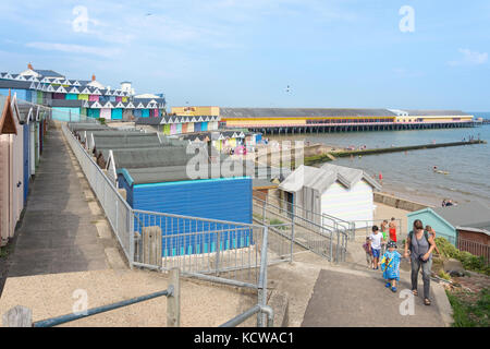 Walton Pier e cabine, Walton-on-the-Naze, Essex, Inghilterra, Regno Unito Foto Stock