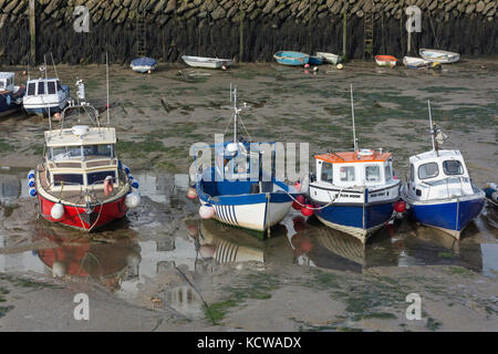 Barche da pesca a bassa marea, Folkestone Harbour, Folkestone, Kent, England, Regno Unito Foto Stock