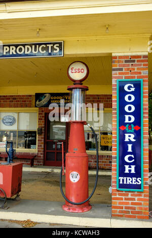 Ex Tidewater Oil Company stazione di servizio, Buckley Hall Road, Hudgins, Virginia Foto Stock