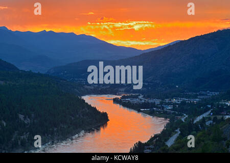 Tramonto riflesso il Columbia River in Columbia Valley fiancheggiata dalle montagne monashee a ovest e il selkirk montagne a est, trail, British Columbia, Canada Foto Stock