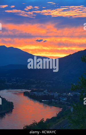 Tramonto riflesso il Columbia River in Columbia Valley fiancheggiata dalle montagne monashee a ovest e il selkirk montagne a est, trail, British Columbia, Canada Foto Stock