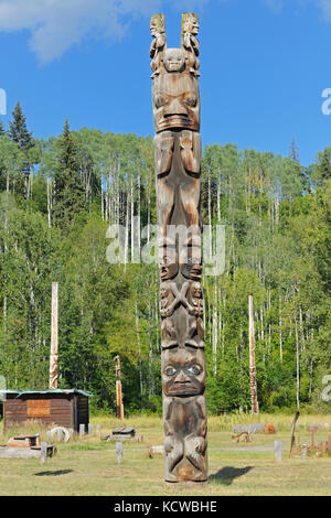 Kitwanga Totem poli. Gitwangak o Gitwangax. Gitanyow. Gitksan. Northwest Coast First Nations. NASs gamma di montagne, Kitwanga, British Columbia, Canada Foto Stock