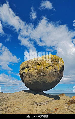 Bilanciamento del rock. skidegate. graham island. , Haida Gwaii (precedentemente il Queen Charlotte isole), British Columbia, Canada Foto Stock