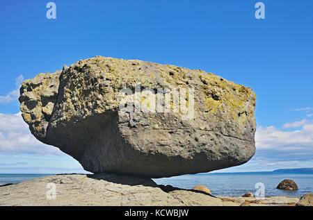 Bilanciamento del rock. skidegate. graham island. , Haida Gwaii (precedentemente il Queen Charlotte isole), British Columbia, Canada Foto Stock