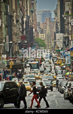 Pedoni che attraversano Broadway nella zona di Soho di Manhattan, New York City, Stati Uniti d'America Foto Stock