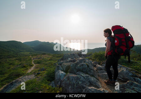 Escursionismo, donna, verdi giardini trail, Parco Nazionale Gros Morne, sito patrimonio mondiale dell'unesco, Terranova, Canada Foto Stock