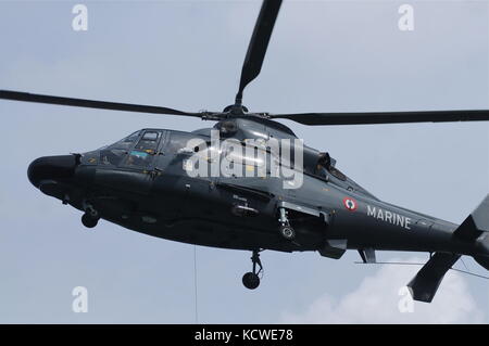 Gli elicotteri francesi della Marina 'Delfino' e i subacquei della Marina prendono parte ad uno spettacolo pubblico, Lione, Francia Foto Stock
