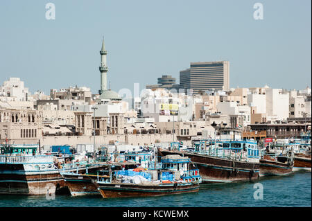 Dubai, UAE-novembre 18: nave nel porto detto il 18 novembre 2012 in Dubai, EAU. Il più antico porto commerciale di Dubai Foto Stock