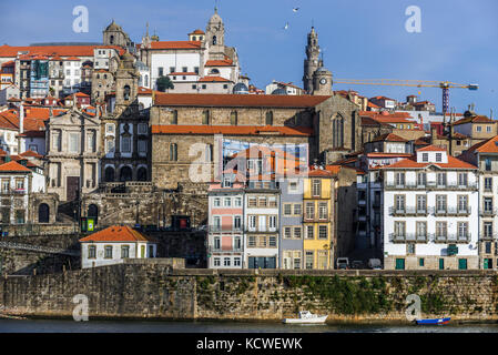 Chiesa di San Francesco (Igreja de Sao Francisco) nella città di Porto, Portogallo. Vista da Vila Nova de Gaia città Foto Stock