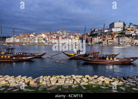 Porto barche di vino chiamato Rabelo Barche su un fiume Douro nella città di Vila Nova de Gaia. Porto città fiume banca sullo sfondo Foto Stock