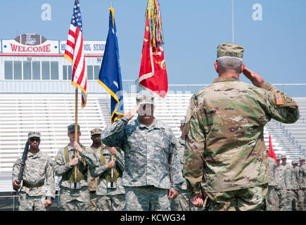 Esercito degli Stati Uniti maj. christopher moyer, il delegato per l'ingegnere 122battaglione, s.c. esercito nazionale guardia, presenta la formazione al comandante uscente esercito usa lt. col. James fowler ad una modifica del comando cerimonia. La posta in entrata e in uscita dei comandanti sono state riconosciute nel corso della cerimonia al strom thurmond high school a Johnston, s.c. giugno 12, 2016. (S.c. esercito nazionale guard photo by staff sgt. erica knight, 108th affari pubblici distacco) Foto Stock