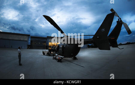 Esercito degli Stati Uniti maj. brian vorse, warrant officer donald dingeldein e warrant officer john gootee, assegnato alla società a, 2-151st protezione e supporto di battaglione di aviazione, s.c. esercito nazionale guard, eseguire diverse in volo di controlli e pratica più take-off e sbarchi durante un volo di addestramento a bordo di un luh-72a lakota elicottero, Greenville, South Carolina, luglio 07, 2016. (Us army national guard photo by staff sgt. roby di giovine/rilasciato) Foto Stock