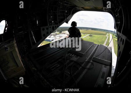 Carolina del sud esercito nazionale guard (scarng) ch-47d elicottero Chinook "368" è consegnato al vertice di aviazione, aug. 18, 2016, Middletown, New Castle county, de. assegnati ad un distacco 1, l'azienda b, 2-238th supporto generale del battaglione di aviazione, 59th aviazione comando di truppa, segnale di chiamata "guardia copter 368" è uno dei pochi ch-47d costruito come "true d-modelli", alla fine della prima guerra del Golfo. "368" è servito con det. 1 per gli ultimi dieci anni, sia a sostegno delle operazioni di stato e durante le installazioni di unità in Afghanistan, nel 2009 e 2013; durante il suo servizio "368" guadagnato una reputazione Foto Stock