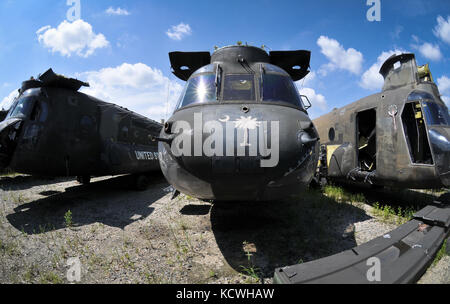 Carolina del sud esercito nazionale guard (scarng) ch-47d elicottero Chinook "226" si siede nel chinooks' cimitero al vertice di aviazione, aug. 18, 2016,Middletown, New Castle county, de. assegnati ad un distacco 1, l'azienda b, 2-238th supporto generale del battaglione di aviazione, 59th aviazione comando di truppa, segnale di chiamata "226" è stata ritirata dal servizio a causa di danni strutturali. (Us army national guard photo by staff sgt. roby di giovine/rilasciato) Foto Stock