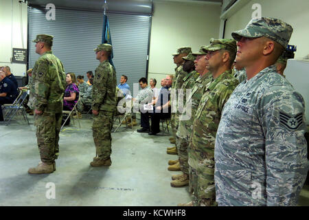 I soldati degli Stati Uniti e gli avieri in Carolina del Sud la guardia nazionale unita la famiglia e gli amici della XLIII civile il team di supporto, Carolina del Sud la guardia nazionale, durante il loro cambiamento di comando cerimonia di premiazione che si terrà a West Columbia nella Carolina del Sud, 26 agosto 2016. comandante uscente esercito usa lt. col. Harry Bird rinunciato a comando per US Army lt. col. James bowling. La xliii cst è un elemento chiave per le autorità civili in caso di un incidente che coinvolga le armi di distruzione di massa ed è stato istituito il 1 giugno 2000.(l'esercito degli Stati Uniti Guardia nazionale foto di lt. col. cindi re) Foto Stock