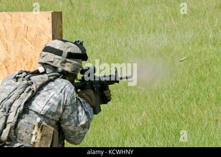 Esercito degli Stati Uniti personale sergente Nathan Bailey, bravo company, 4° Battaglione, 118a reggimento di fanteria leader di squadra, conduce riflessivo di formazione antincendio a Fort Jackson, Carolina del Sud, sabato, sept. 10, 2016. (L'esercito degli Stati Uniti Guardia nazionale foto di staff sgt. kevin pickering, 108th affari pubblici distacco) Foto Stock