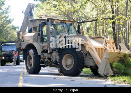 I soldati della 122engineer battaglione, Carolina del Sud la guardia nazionale, cancellare i detriti da una strada vicino a mcclellanville, Carolina del sud dopo il passaggio dell uragano matthew, oct. 9, 2016. oltre 2.000 Carolina del Sud la guardia nazionale di soldati e aviatori sono stati attivati dal oct. 4, 2016. La loro missione principale è stato di supporto e la contea di gestione delle emergenze le agenzie locali e i soccorritori con acque costiere evacuazioni e qualsiasi dei servizi o delle risorse necessarie per assistere i cittadini di Carolina del sud dopo il governatore nikki haley dichiarato lo stato di emergenza. uragano matthew ha raggiunto un picco come una catego Foto Stock