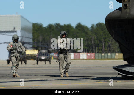 Un Sud Carolina guardâs nazionale ch-47f chinook, un pesante-lift elicottero configurato con una gamma estesa del sistema di alimentazione del carburante (erfs), a cui si fa riferimento anche come "vacca grassa", e il suo equipaggio assegnati a distacco 1, l'azienda b, 2-238th supporto generale del battaglione di aviazione, 59th aviazione il comando delle truppe da greenville s.c., le fasi della sua base di operazioni a sostegno dell'uragano matteo gli sforzi di recupero a mcentire comune di Guardia nazionale base, eastover, s.c., oct. 10, 2016. circa 2.000 Carolina del Sud la guardia nazionale di soldati e aviatori sono stati attivati a sostegno diretto di uragano Matteo resp Foto Stock