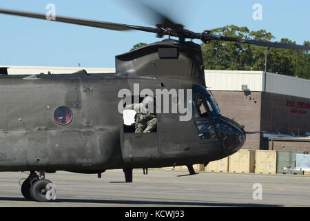 Un Sud Carolina guardâs nazionale ch-47f chinook, un pesante-lift elicottero configurato con una gamma estesa del sistema di alimentazione del carburante (erfs), a cui si fa riferimento anche come "vacca grassa", e il suo equipaggio assegnati a distacco 1, l'azienda b, 2-238th supporto generale del battaglione di aviazione, 59th aviazione il comando delle truppe da greenville s.c., le fasi della sua base di operazioni a sostegno dell'uragano matteo gli sforzi di recupero a mcentire comune di Guardia nazionale base, eastover, s.c., oct. 10, 2016. circa 2.000 Carolina del Sud la guardia nazionale di soldati e aviatori sono stati attivati a sostegno diretto di uragano Matteo resp Foto Stock