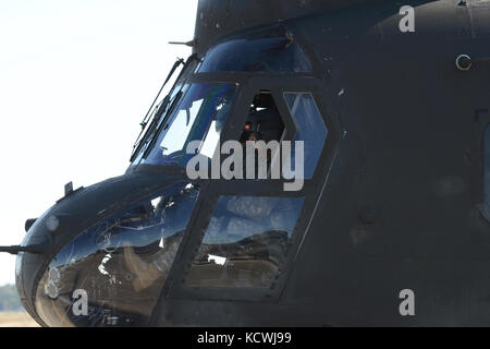 Un Sud Carolina guardâs nazionale ch-47f chinook, un pesante-lift elicottero configurato con una gamma estesa del sistema di alimentazione del carburante (erfs), a cui si fa riferimento anche come "vacca grassa", e il suo equipaggio assegnati a distacco 1, l'azienda b, 2-238th supporto generale del battaglione di aviazione, 59th aviazione il comando delle truppe da greenville s.c., le fasi della sua base di operazioni a sostegno dell'uragano matteo gli sforzi di recupero a mcentire comune di Guardia nazionale base, eastover, s.c., oct. 10, 2016. circa 2.000 Carolina del Sud la guardia nazionale di soldati e aviatori sono stati attivati a sostegno diretto di uragano Matteo resp Foto Stock