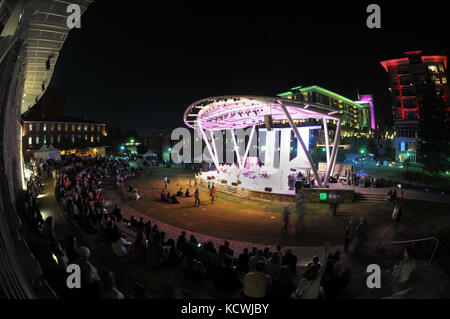 S.c. guardia nazionale soldati di 246US Army Band, s.c. guardia nazionale, eseguire un concerto dal vivo durante il tradizionale di caduta per greenville festival in downtown Greenville, South Carolina, 14 ottobre 2016. oltre mille spettatori hanno assistito al concerto. (L'esercito degli Stati Uniti Guardia nazionale foto di staff sgt. roby di giovine/rilasciato) Foto Stock