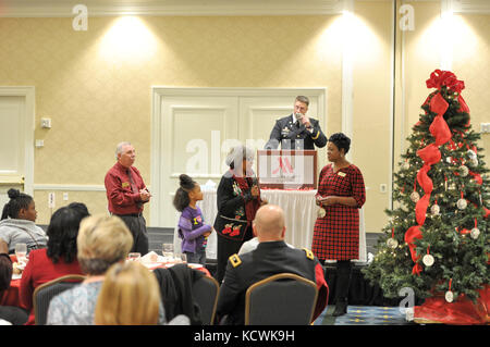 Survivor Outreach Services ricordando l'evento di Natale caduto in Columbia, S.C., 10 dicembre 2016. I membri della famiglia dei soldati defunti si sono uniti per ricordare la vita del loro membro della famiglia. (STATI UNITI Air National Guard foto di Tech. SGT. Jorge Intriago) Foto Stock