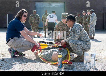 Soldati degli Stati Uniti assegnati alla 251st Area Support Medical Company, South Carolina Army National Guard, condurre la consapevolezza di materiali pericolosi e la formazione operativa insegnati dalla South Carolina Fire Academy HAZMAT istruttori a Darlington, South Carolina, 12 gennaio 2017. La formazione comprendeva procedure di decontaminazione di emergenza per pazienti non ambulatoriali, mitigazione della contaminazione da fusti chimici e costruzione di dighe per il contenimento chimico in un canale d'acqua. (STATI UNITI Air National Guard foto di Tech. SGT. Jorge Intriago) Foto Stock